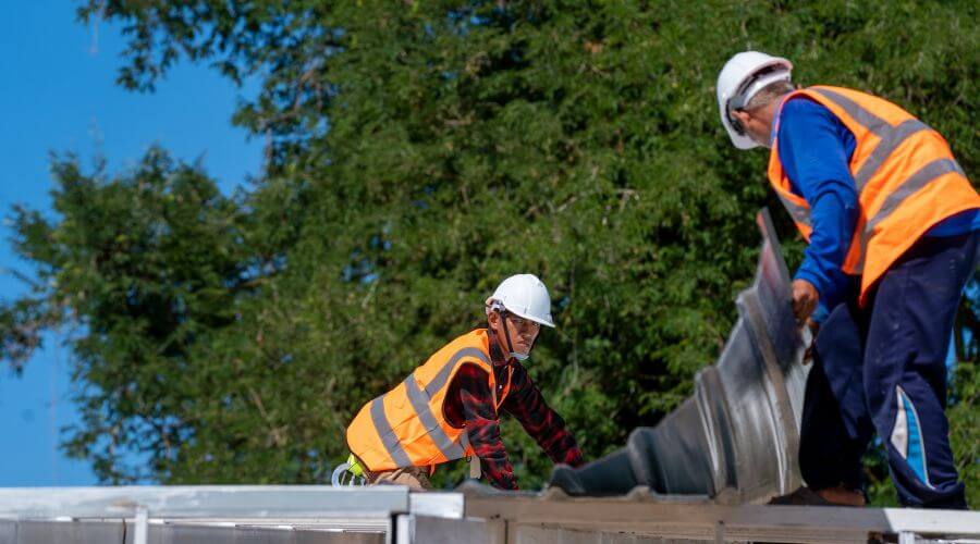 Professional gutter cleaning in Gilberts, IL